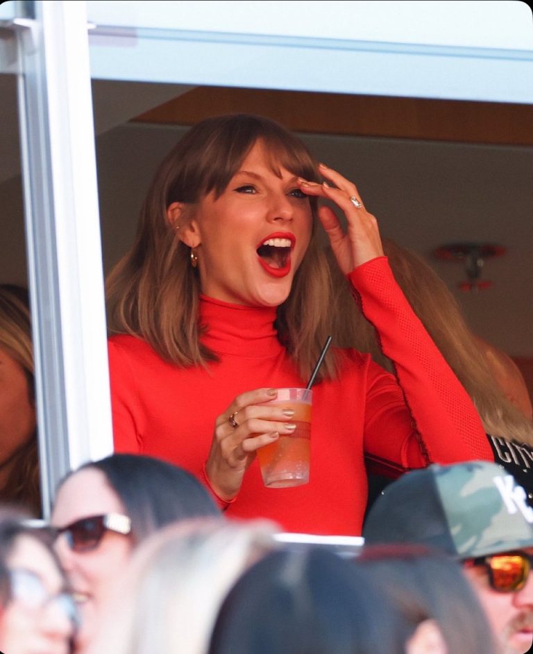 | Taylor Swift stuns at today’s Chiefs game!